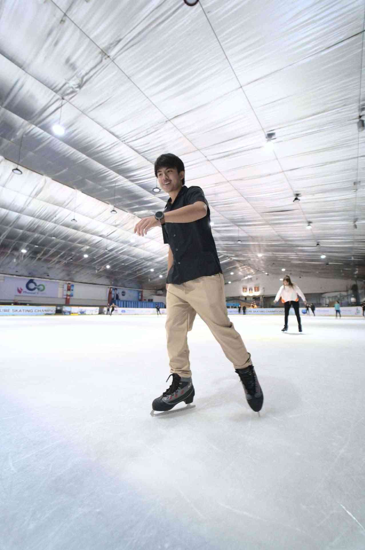 a man do figure skating on ice rink